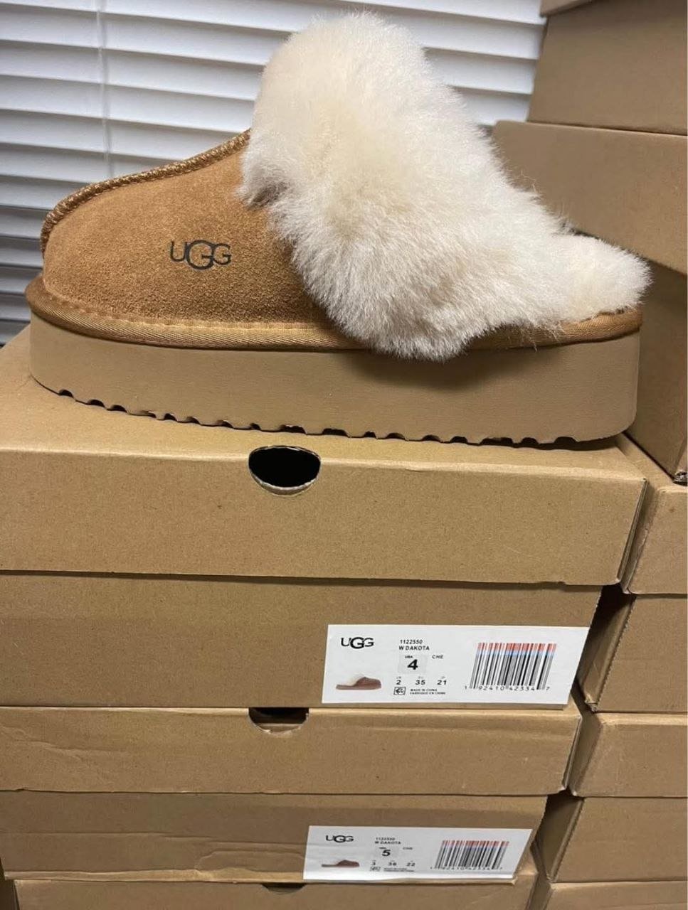 SO3 Ugg Slippers & Boots Premium Footwear Load Liquidation Pallet — liquidation pallet photo 2