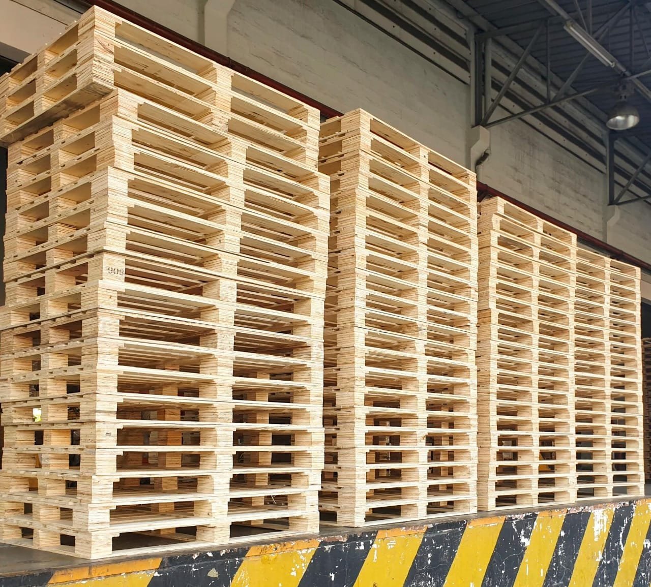 Wooden-Pallet3 Heavy Duty Wooden Pallets Liquidation Pallet — liquidation pallet photo 3