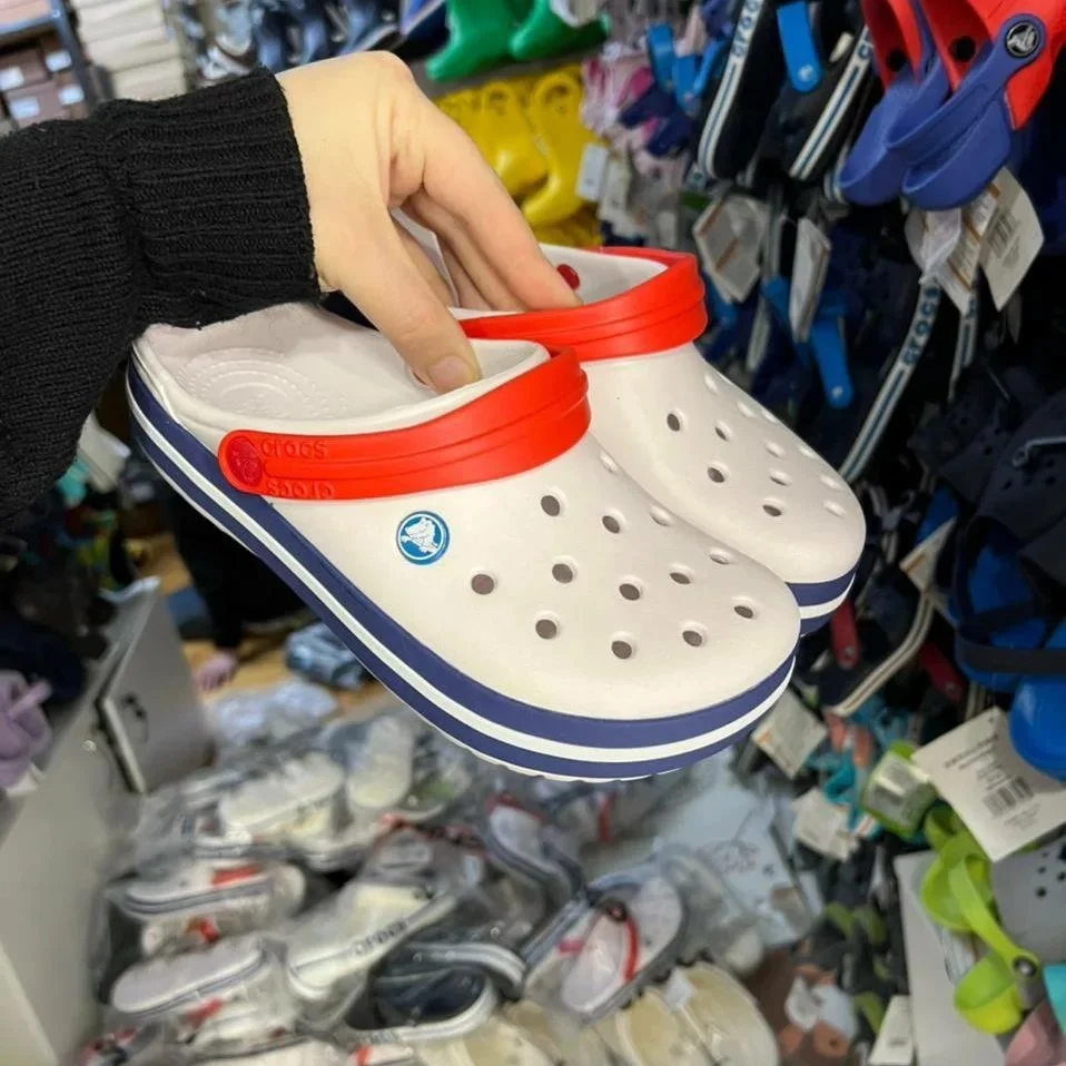 cross2 Crocs Sale Liquidation Pallet — liquidation pallet photo 4