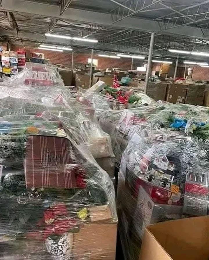 gfhg Christmas Tree Liquidation Pallet — liquidation pallet photo 2